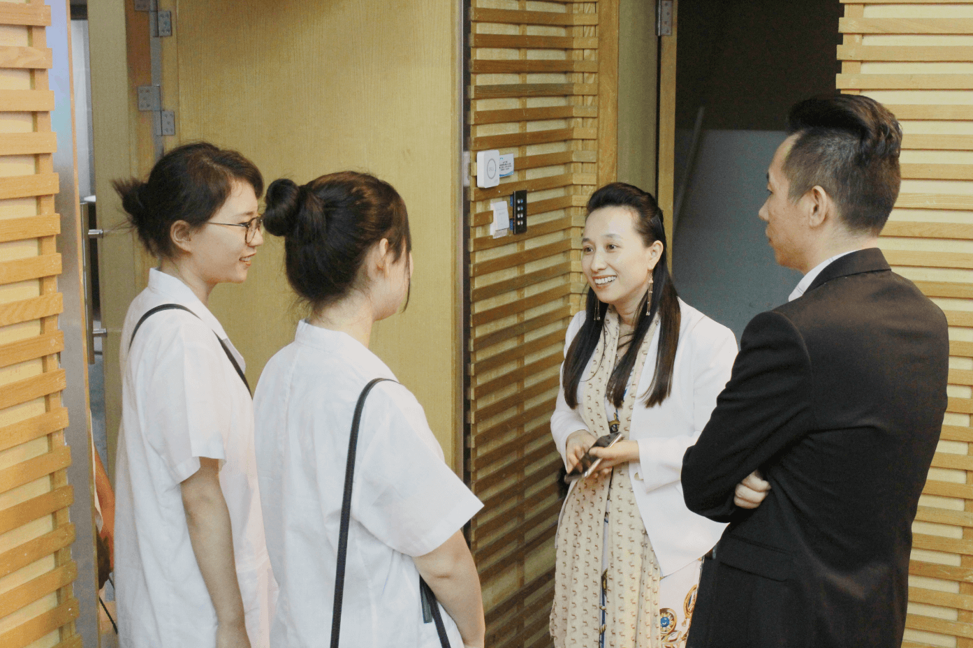 活动结束后评委与青年学生交流