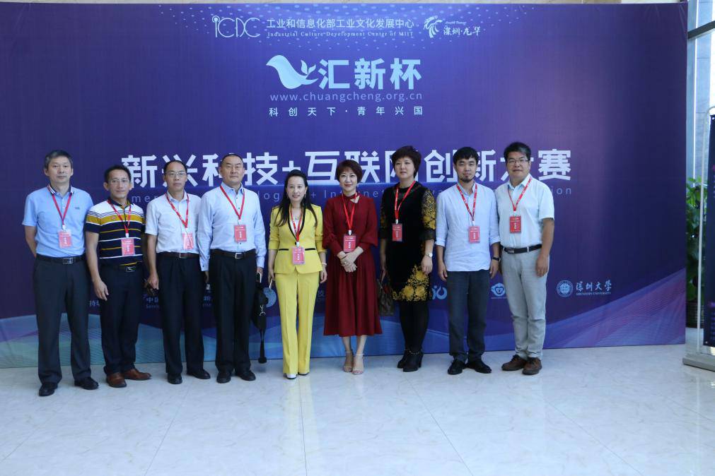 总决赛评委老师合影